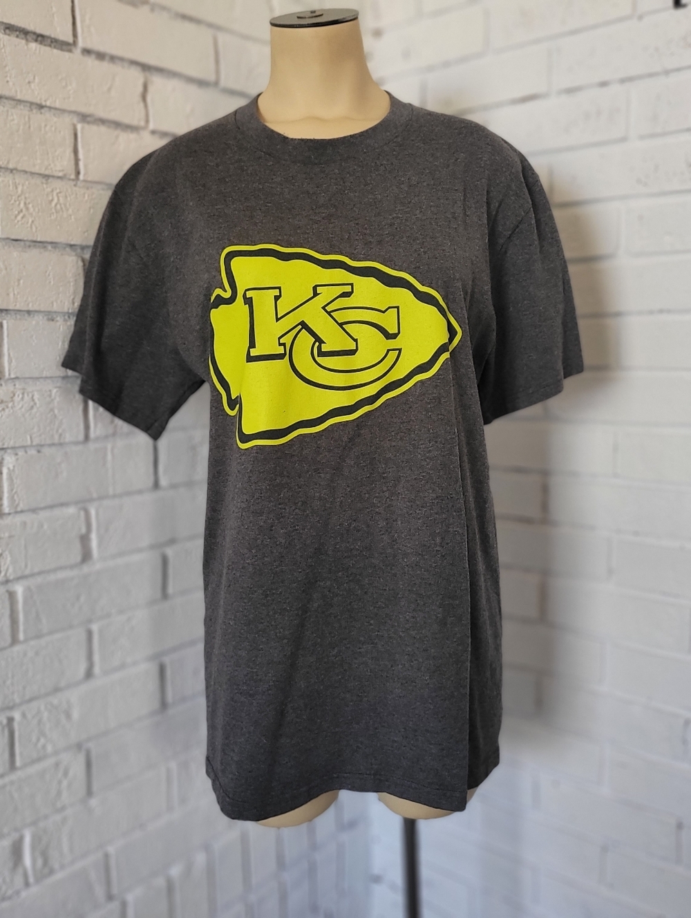 NFL Team Apparel Kansas City Chiefs T-Shirt - Adult Medium